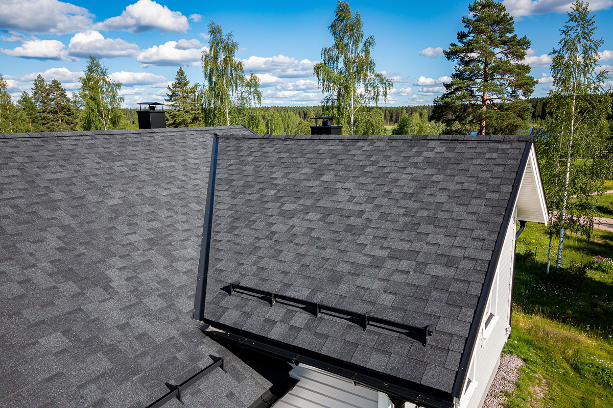Huopakaton ja bitumikaton korjaus Kalannissa – kestävä ratkaisu katollesi. variables[width=1200,height=800,description=Asphalt shingle roof]