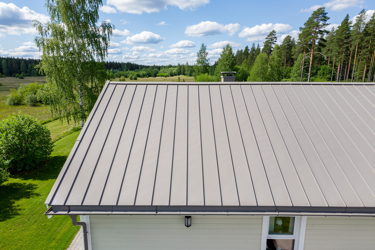 Peltikaton huolto ja korjaus Kalvolan vaihtelevissa sääolosuhteissa variables[width=1200,height=800,description=Metal roof]