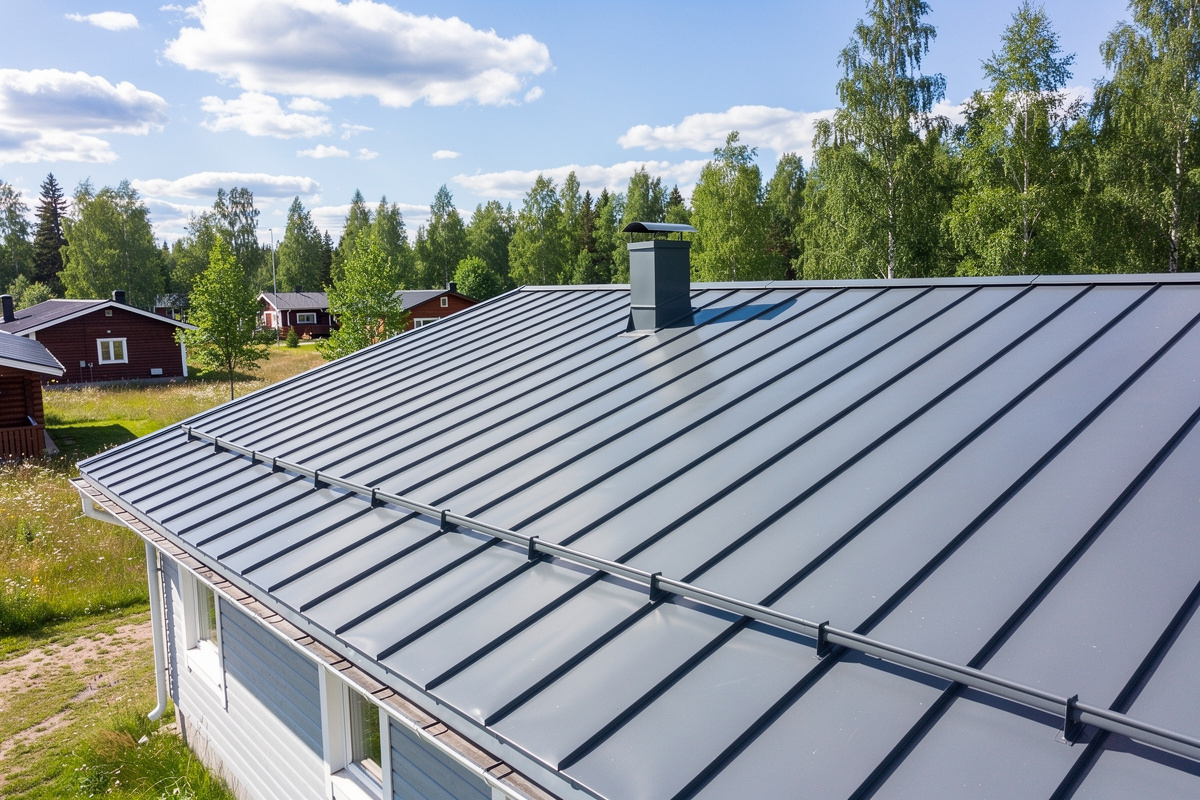 Peltikaton korjaus Järvenpää, parempaa pitävyyttä peltien liitoksiin variables[width=1200,height=800,description=Metal roof]