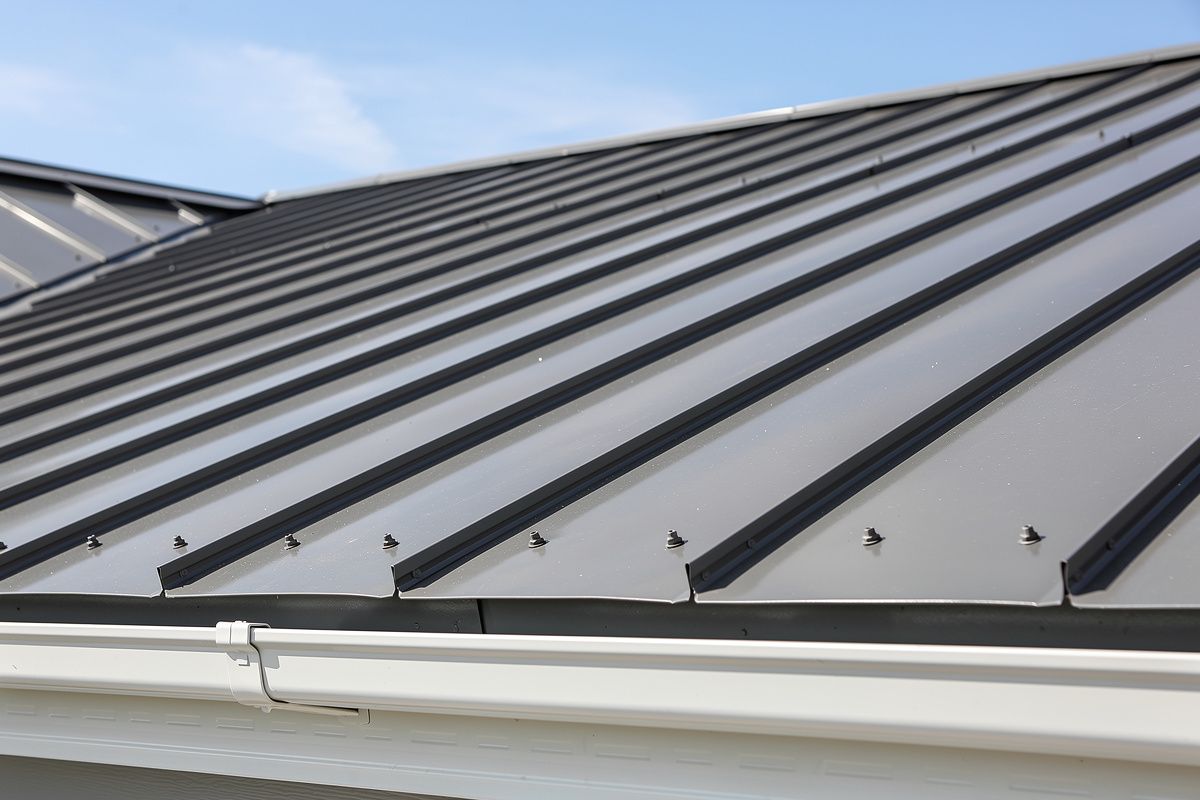 Peltikaton korjaus Juupajoella varmistaa kestävän suojan sääolosuhteilta.