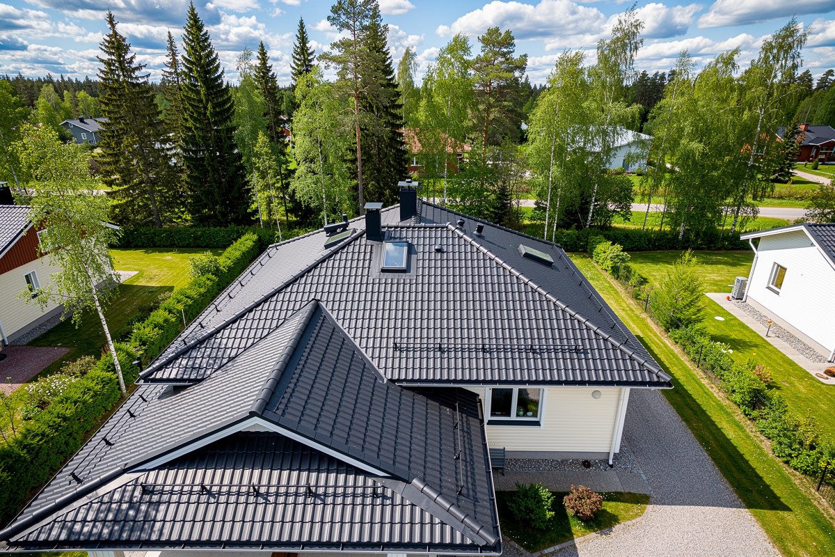 Tiilikaton kestävä korjauspalvelu lisää katon elinikää Kalvolassa variables[width=1200,height=800,description=Tile play roof]