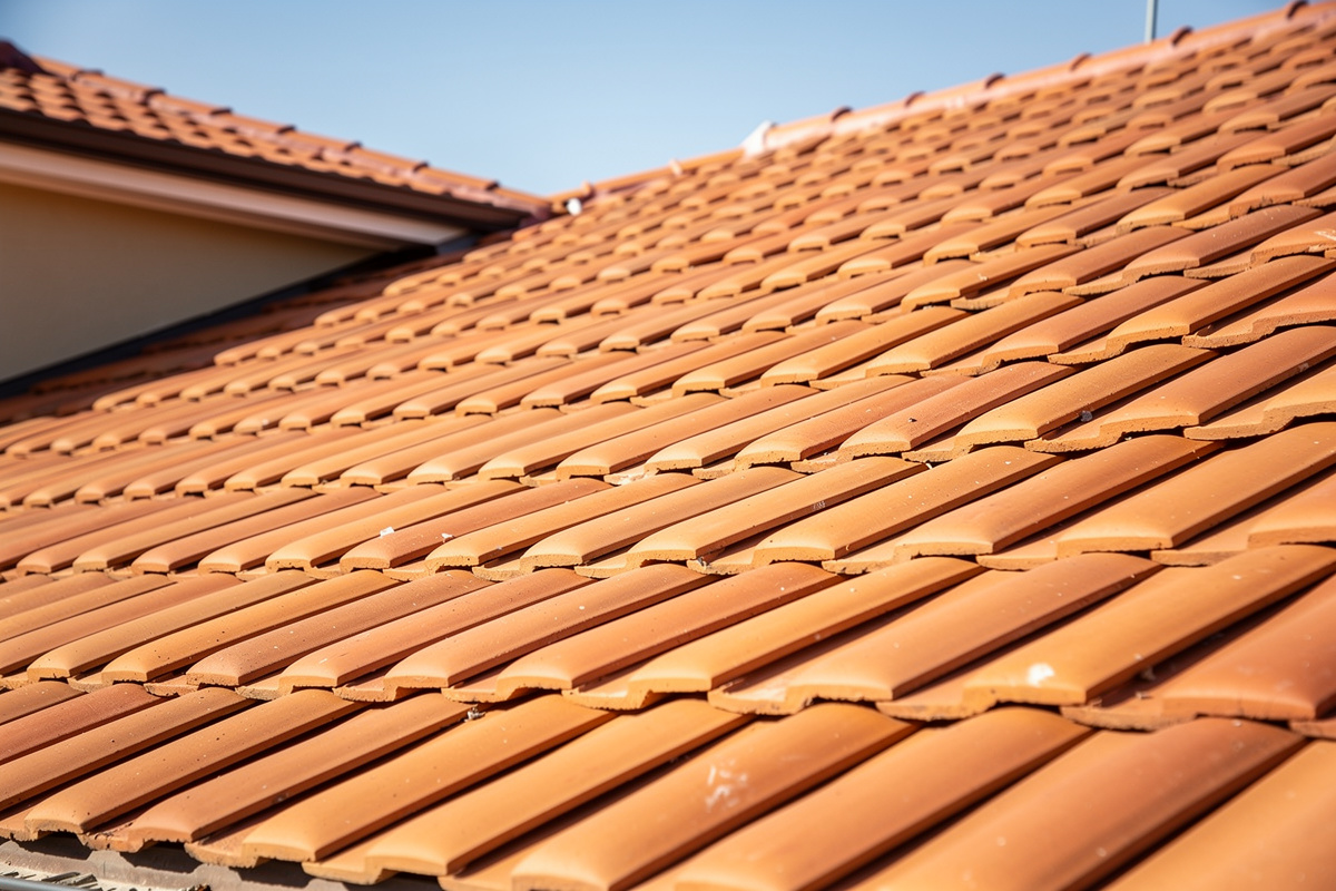 Tiilikaton korjaus Juva – perinteinen kauneus ja toimivuus yhdistyvät variables[width=1200,height=800,description=Photorealistic photo of a new tile roof, picture taken from medium distance (showing some surroundings), not too deltailed, Nordic suburban house, No people, no text, no logos]