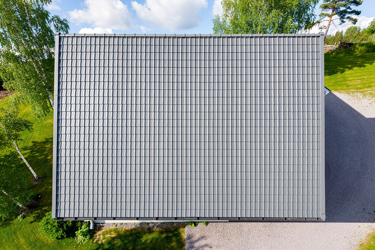 Tiilikaton korjaus Kaavi – perinteinen kauneus ja pitkäikäisyys yhdistyvät variables[width=1200,height=800,description=Tile play roof]