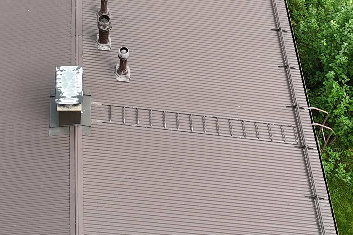 Peltikaton korjaus Janakkala, paikkaus varmistaa katosta jälleen vesitiiviin suojan 