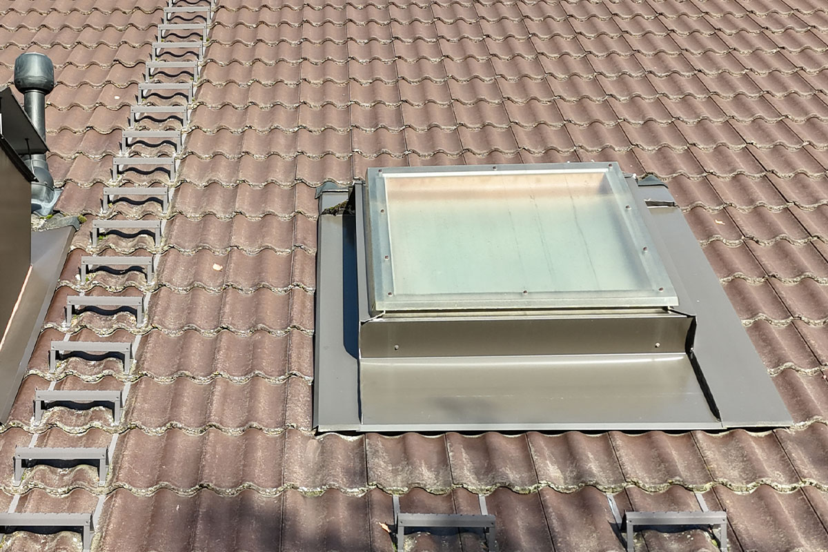 Kattoikkuna, kattovalokupu, kattoluukku tai kattoläpivienti vuotaa Hanko - korjaus palvelee palauttamassa läpiviennit takaisin tiiveiksi 