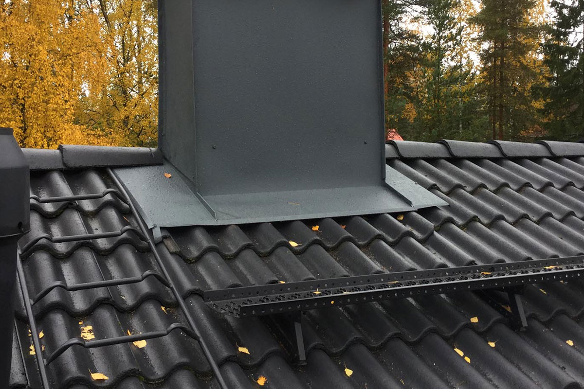 Tiilikaton huolto ja korjaus Jaalassa – kestävä ratkaisu katon ongelmiin 