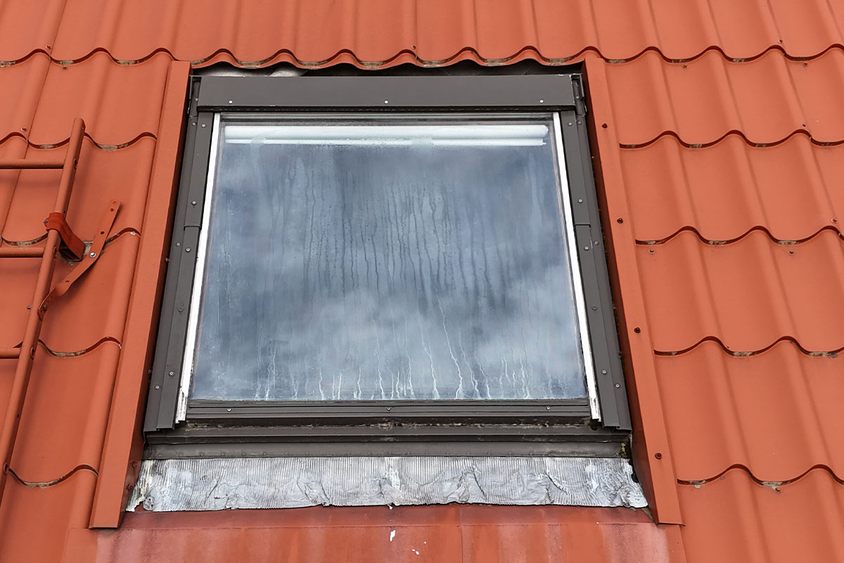 Kattoikkunan, kattovalokuvun tai kattoluukun vuotokorjaukset nopeasti Bromarvissa 