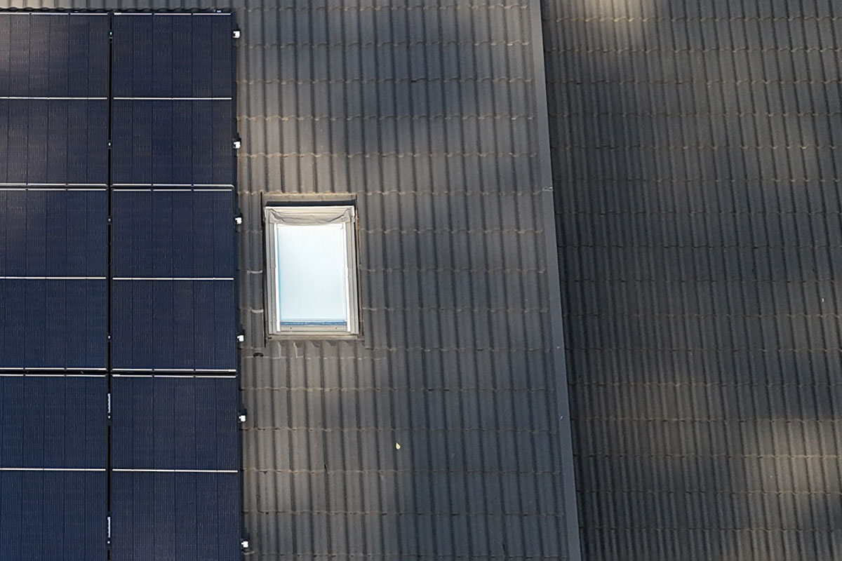 Kattoikkunan, kattovalokuvun, kattoluukun tai kattoläpiviennin vuotokorjaus Hammarlandissa 