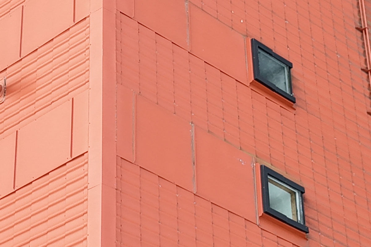 Kattoikkunan, kattovalokuvun, kattoluukun tai kattoläpiviennin vuotokorjaus estää kosteusongelmia 