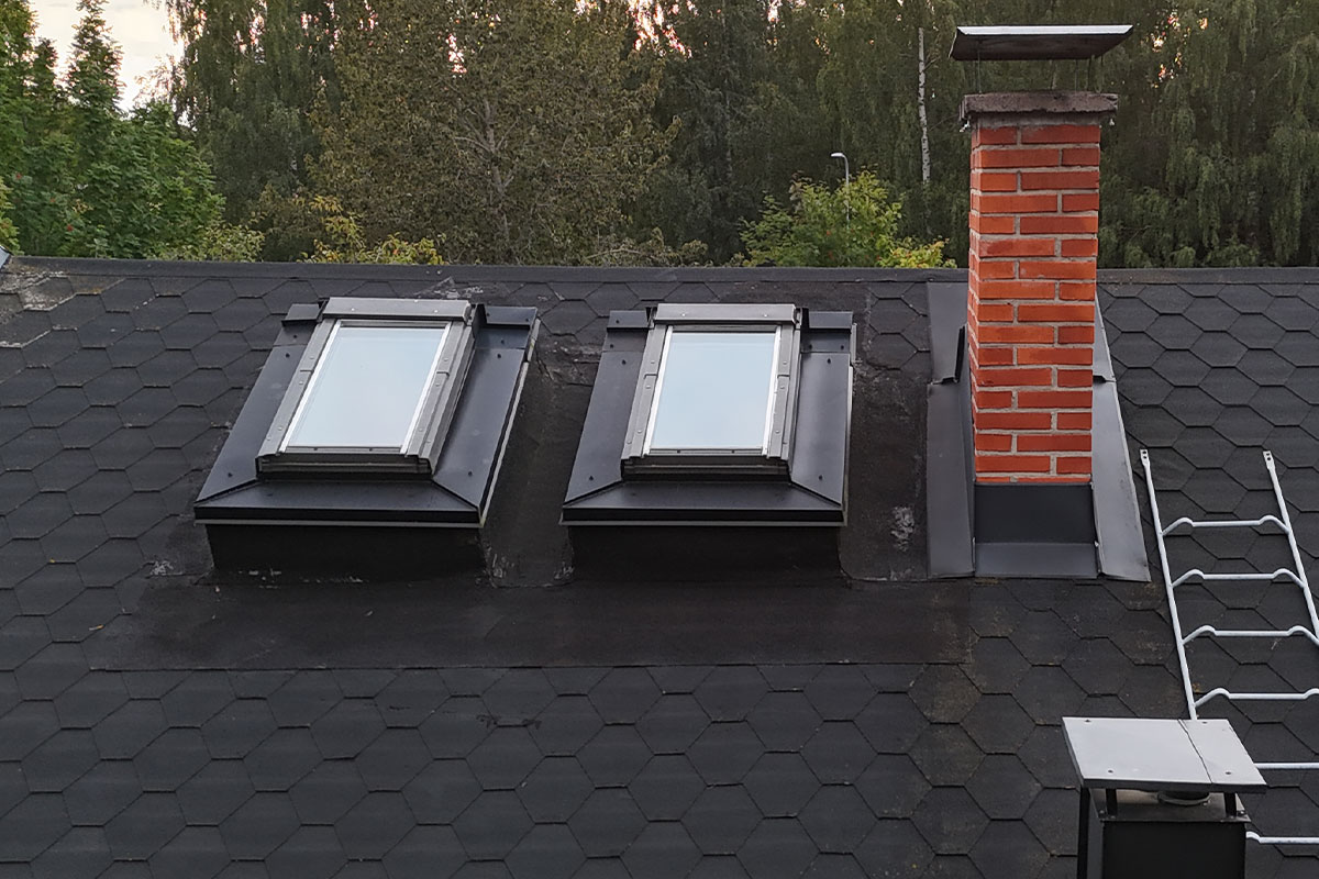 Kattoikkunan, kattovalokuvun, kattoluukun tai kattoläpiviennin vuotokorjaus Ivalossa 