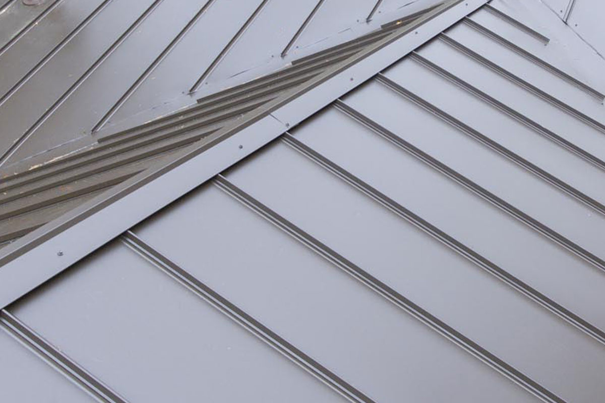 Peltikaton vaurioiden korjaus Hämeenkosken alueella ammattilaisten toimesta 