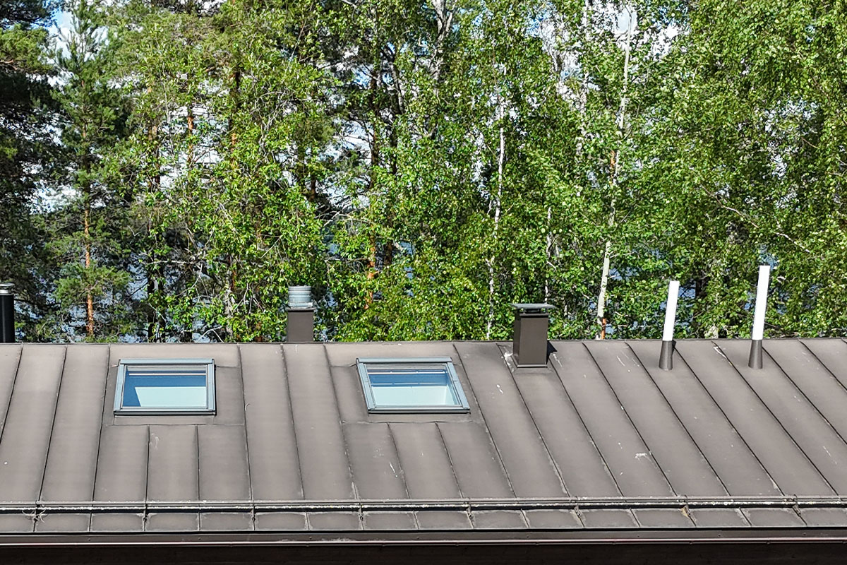 Kattoikkunan, kattovalokuvun, kattoluukun tai kattoläpiviennin vuotokorjaus Haapajärvellä.