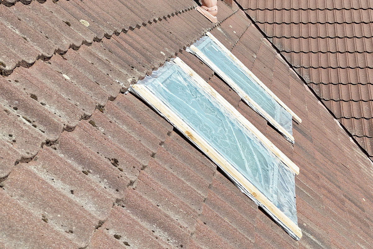 Kattoikkunan, kattovalokuvun, kattoluukun tai kattoläpiviennin vuotokorjaus Isojoella tehokkaasti 