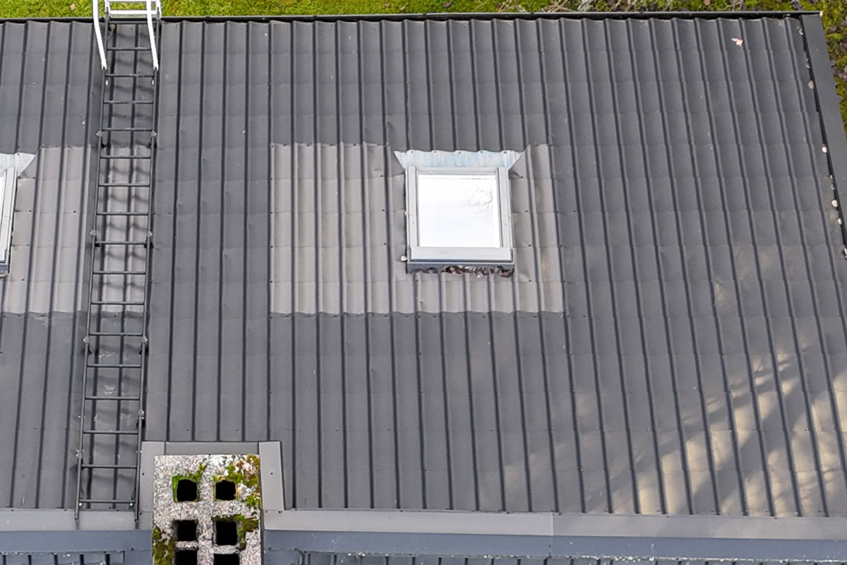 Kattoikkunan, kattovalokuvun, kattoluukun tai kattoläpiviennin vuotokorjaukset Himoksella 