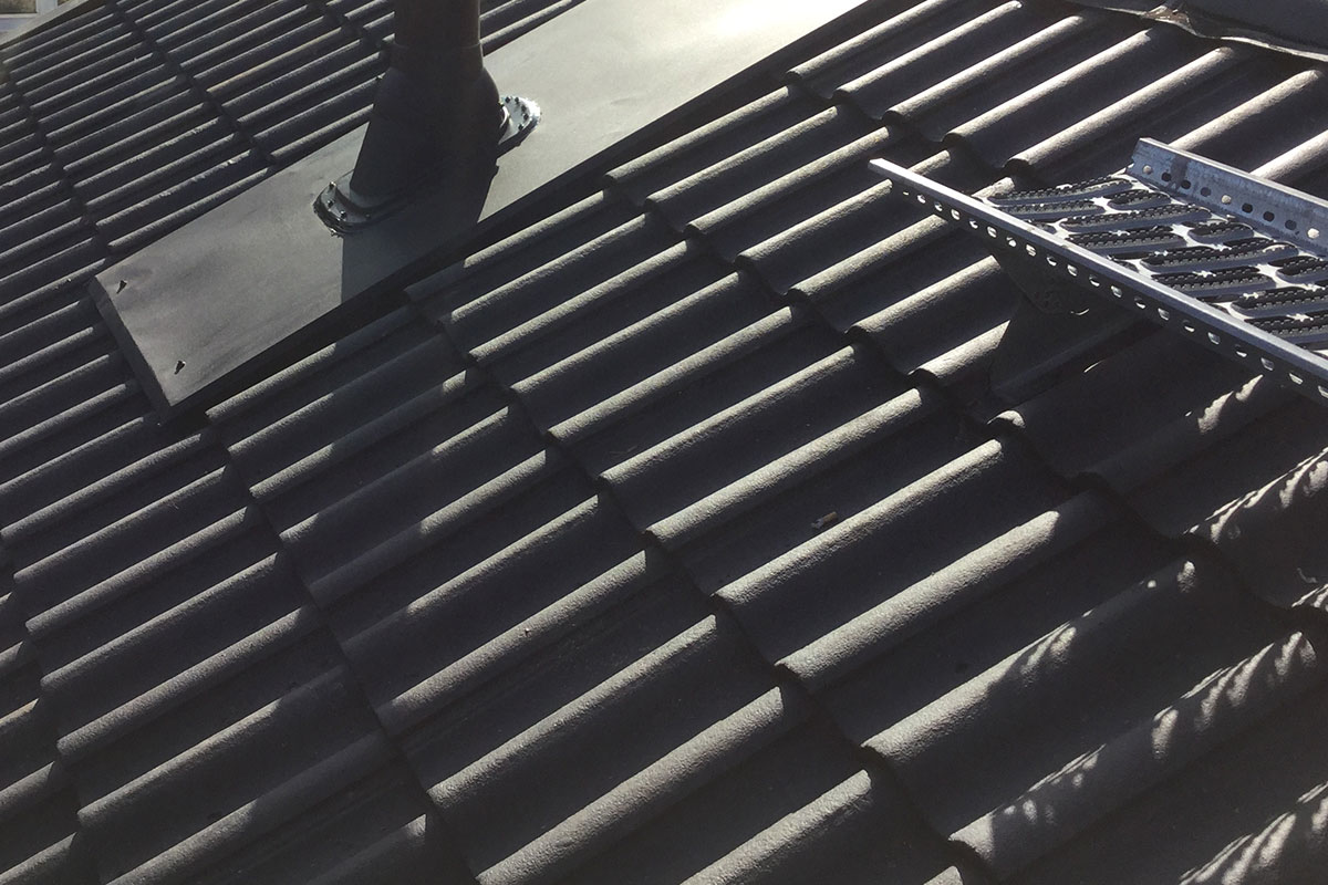 Tiilikaton korjaus Ilomantsissa – pidennä kattosi elinikää huoltamalla oikein 