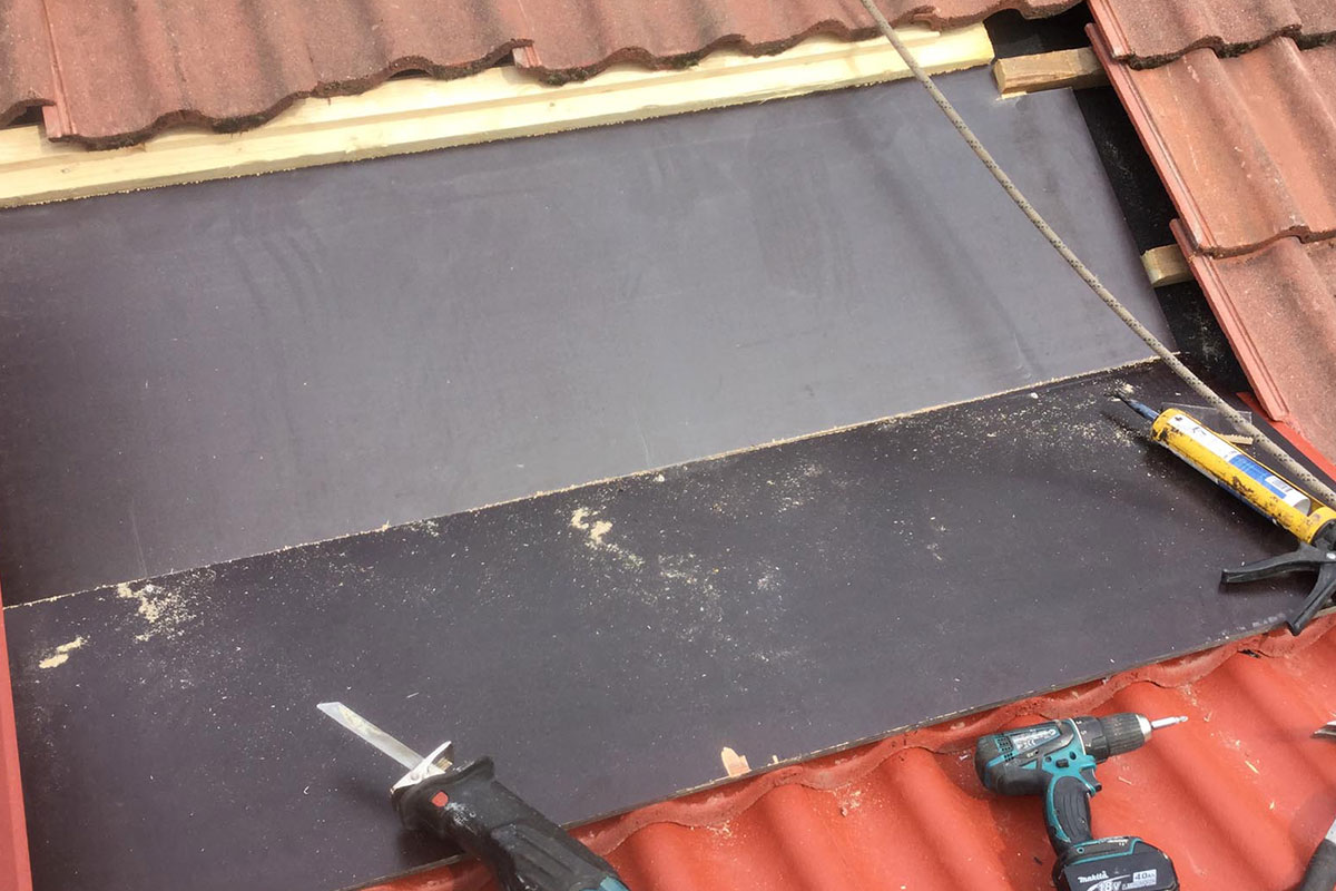 Tiilikaton kestävät korjaukset – suojaa kotisi Hämeenkoskella 