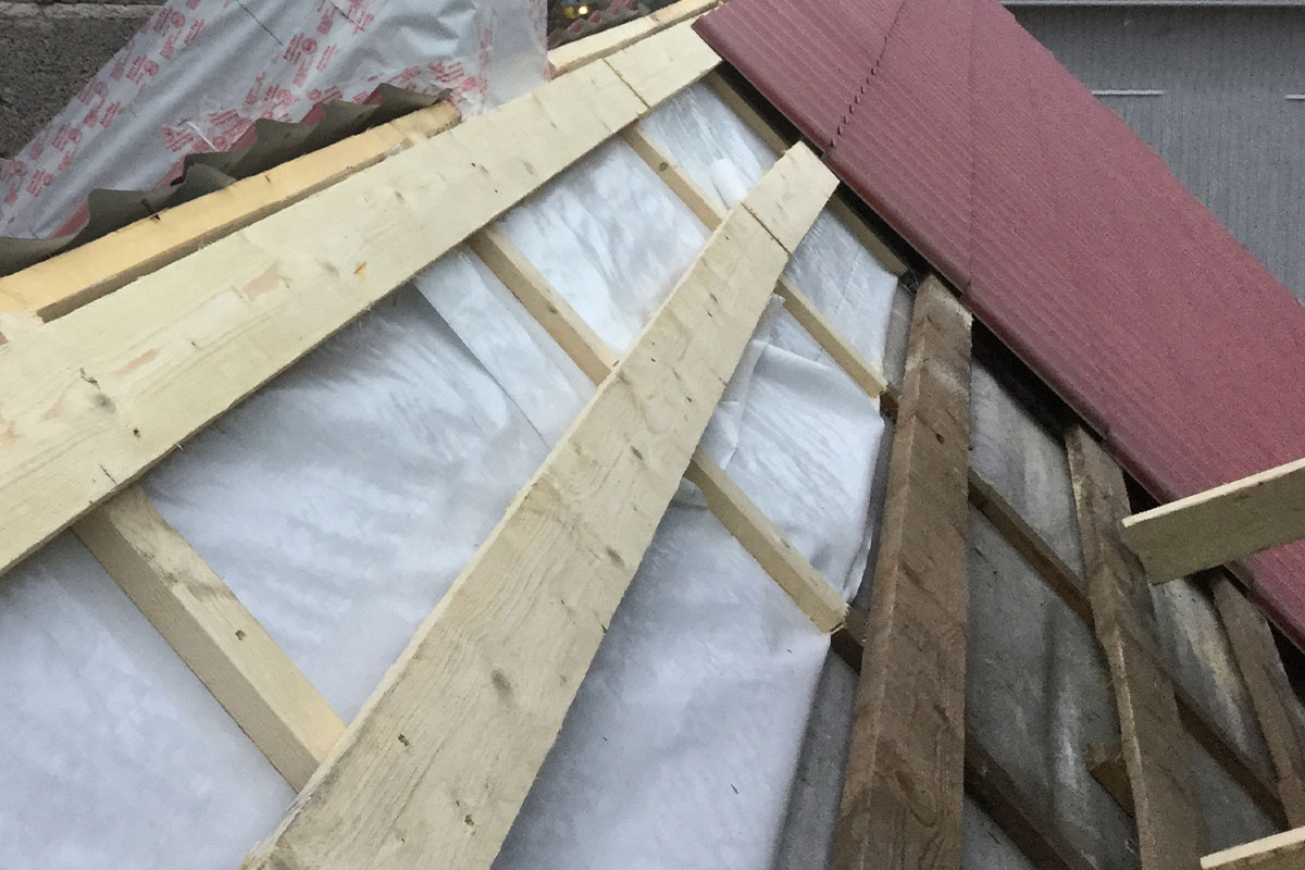 Aluskatteen korjaus Kalanti – suojaa kattosi tehokkaasti kosteudelta. 