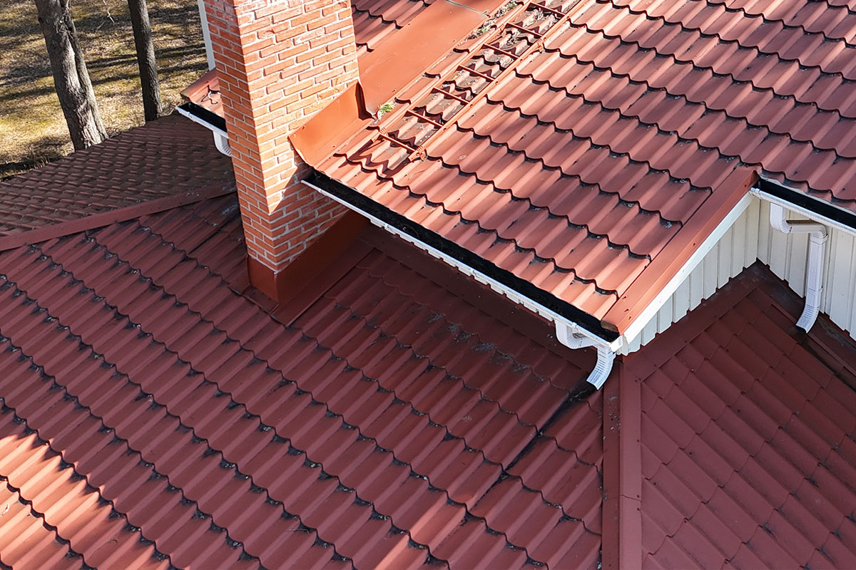 Peltikaton korjaus Jaala – saumojen tiivistystä ja kattopeltien vaihtoa ammattitaidolla 