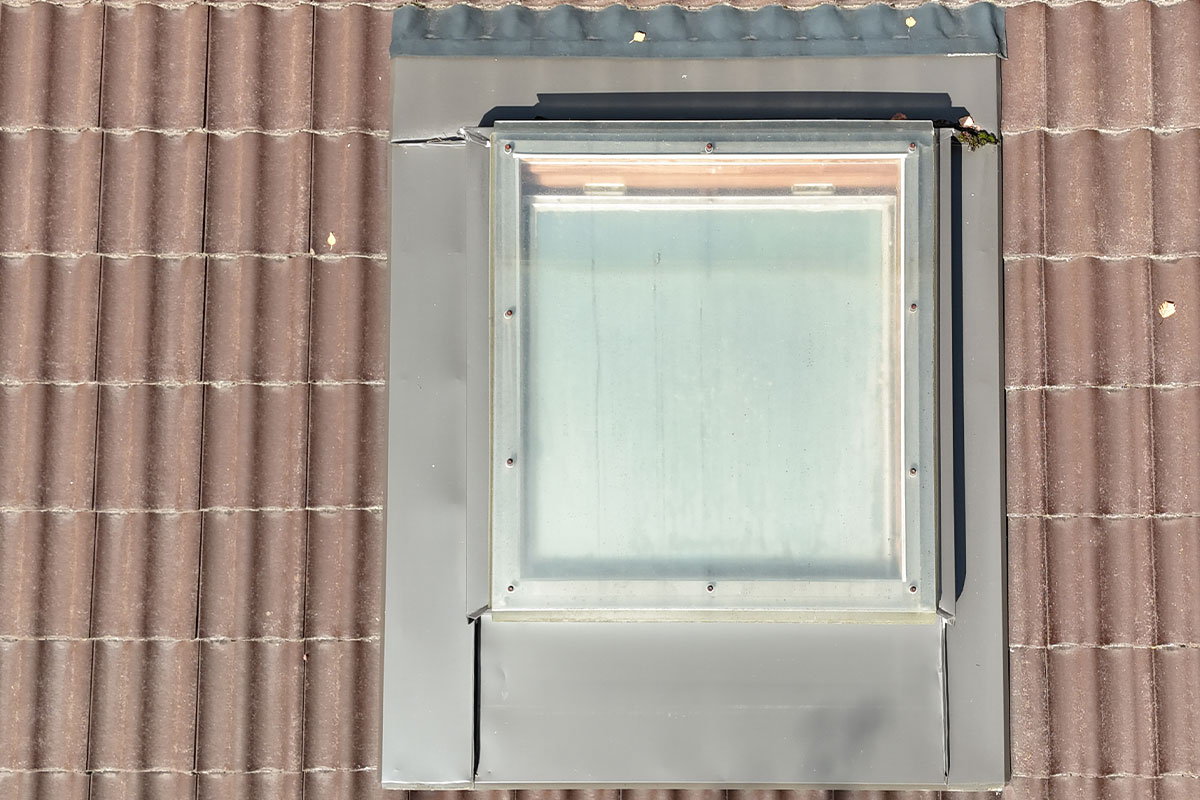 Kattoikkunan, kattovalokuvun, kattoluukun tai kattoläpiviennin vuotokorjaukset Hattulassa 