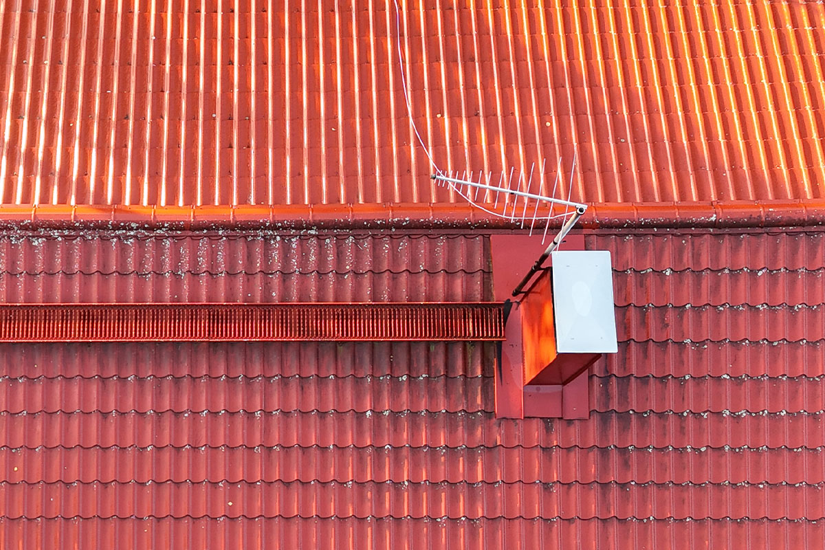 Omakotitalon tai kesämökin katon korjaus Juankoskella hoituu ammattitaidolla. 