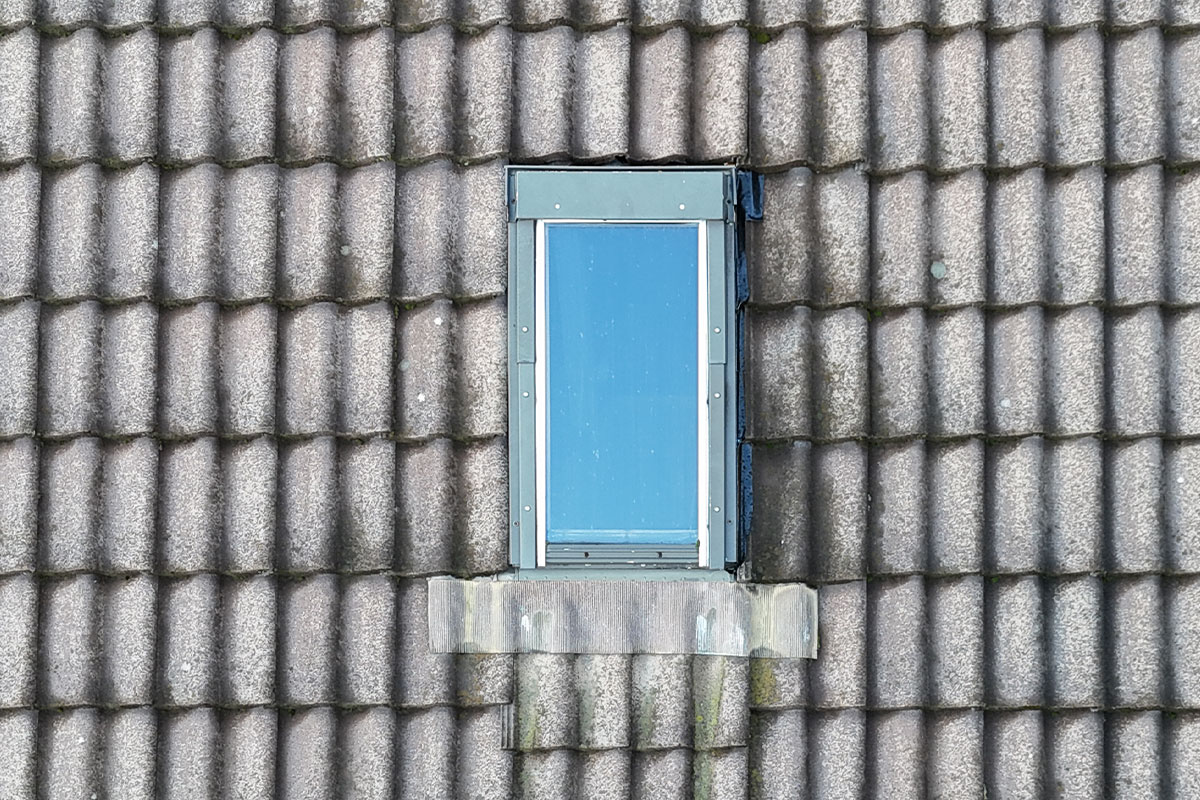 Kattoikkuna, kattovalokupu, kattoluukku tai kattoläpivienti vuotaa Hausjärvi - korjaus auttaa pitämään katon käyttökunnossa 