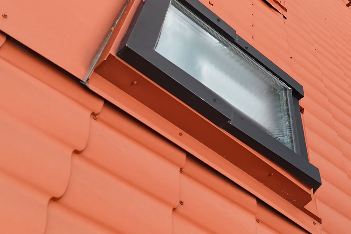 Kattoikkuna, kattovalokupu, kattoluukku tai kattoläpivienti vuotaa Asikkala - korjaus ja kunnostus viimeistelevät toimivan katon 