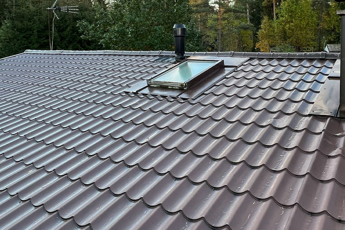 Vuotavien kattoikkunoiden, kattovalokupujen ja läpivientien korjaukset Anjalankoskella 