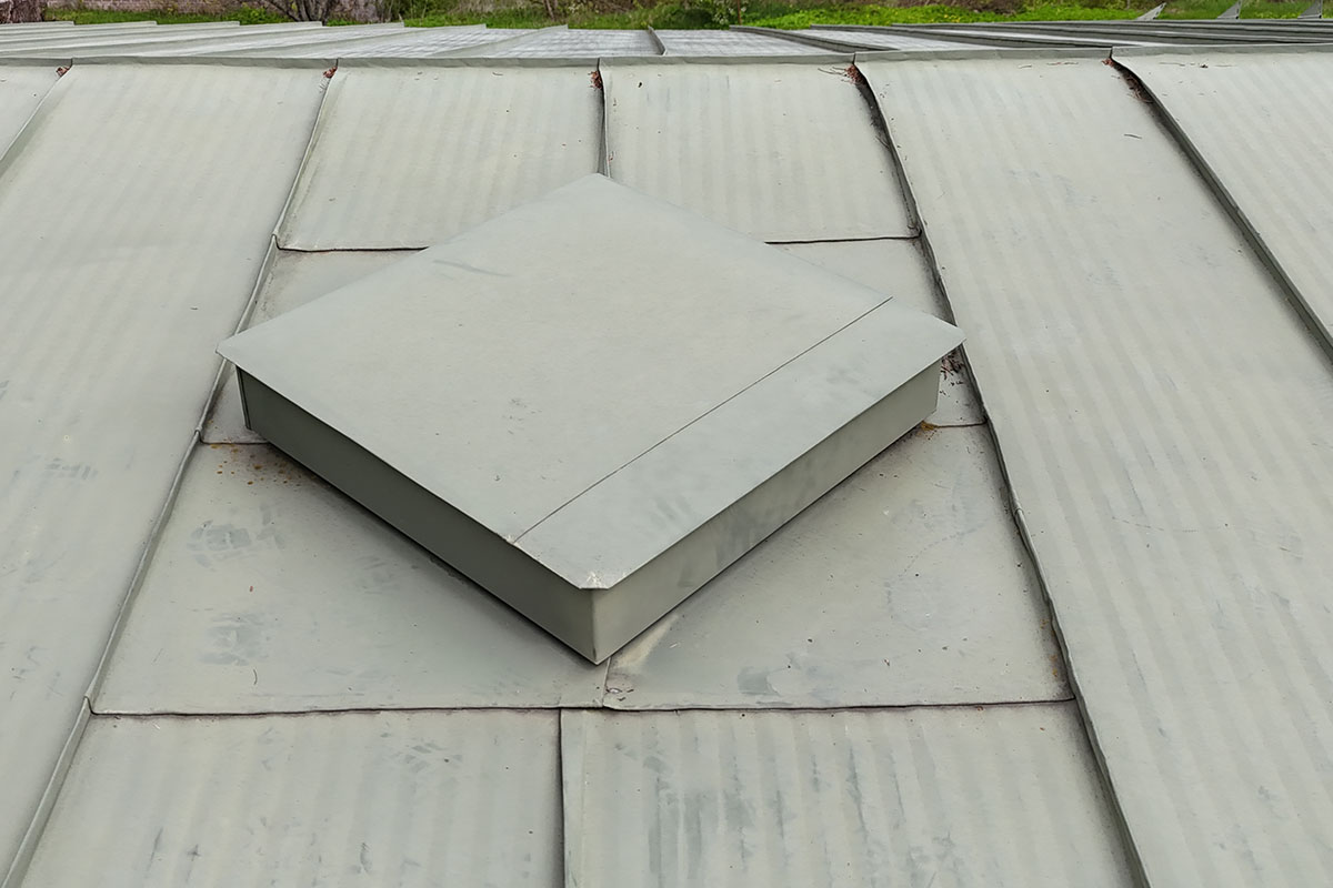 Peltikaton korjaus tarkasti ja huolellisesti Hinnerjoella 