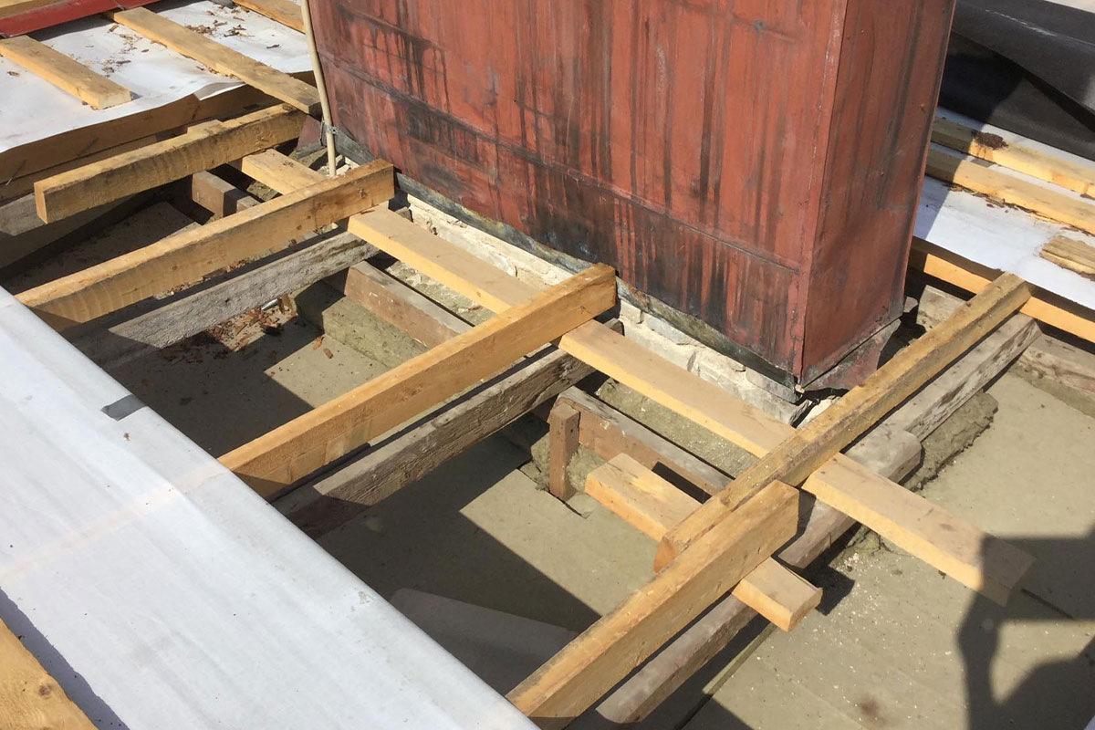 Aluskatteen korjaus Jämijärvellä ehkäisee kosteuden pääsyn rakenteisiin 