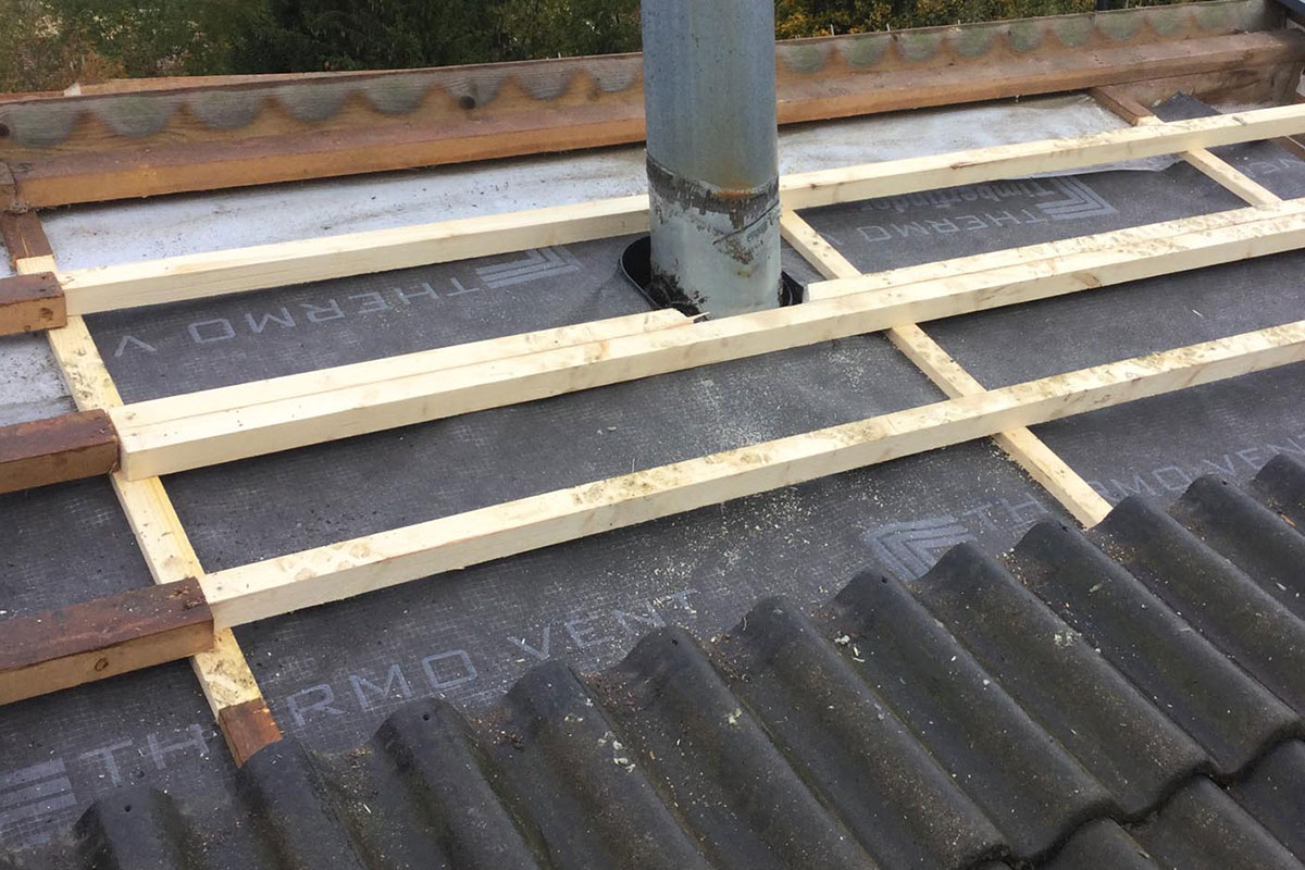 Aluskatteen korjaus takaa kattosi toimivuuden ja pitkäikäisyyden Bromarvissa 