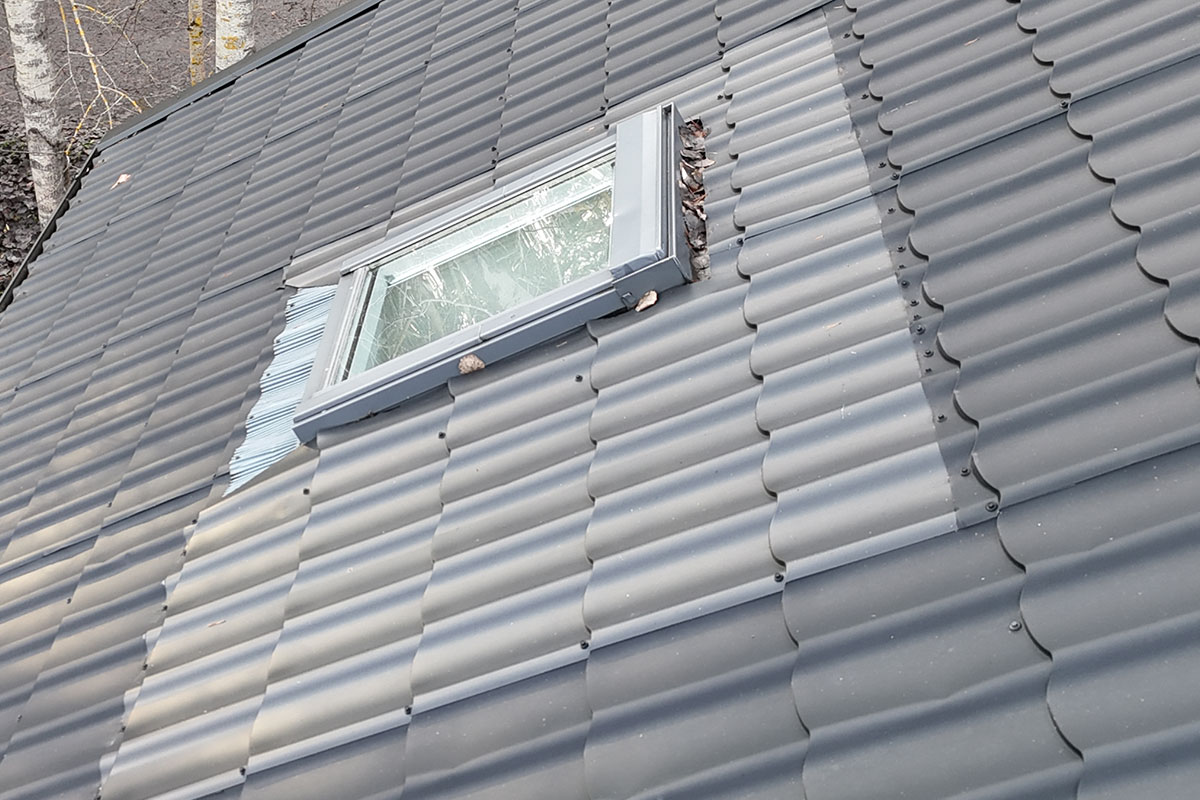 Kattoikkunan, kattovalokuvun, kattoluukun tai kattoläpiviennin vuotokorjaus Heinola – huolellista työtä vuodot kuriin saamiseksi 