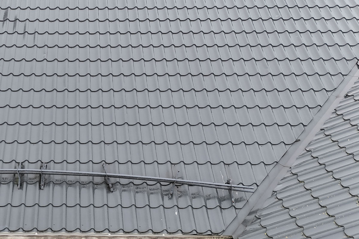 Peltikaton korjaus Anjalankoskella: tehokkaat ratkaisut kattosi parhaaksi 